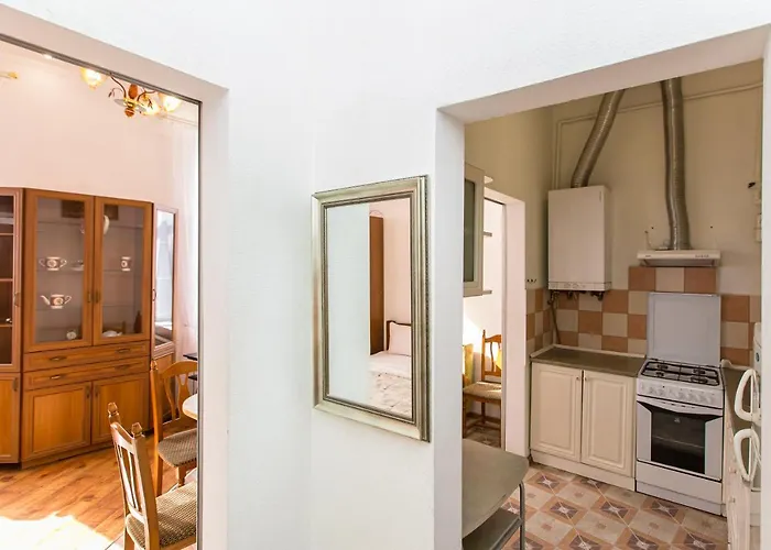 Apartment навпроти вернісажу біля оперного вулиця театральна 26 є балкон та інернет *