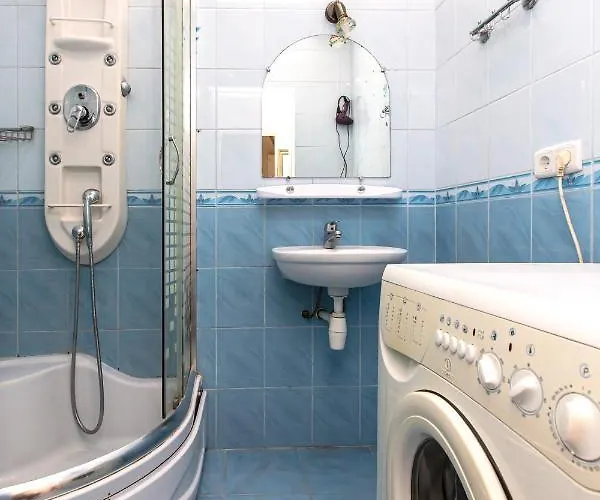 навпроти вернісажу біля оперного вулиця театральна 26 є балкон та інернет