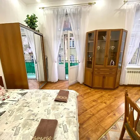 навпроти вернісажу біля оперного вулиця театральна 26 є балкон та інернет