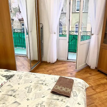 навпроти вернісажу біля оперного вулиця театральна 26 є балкон та інернет