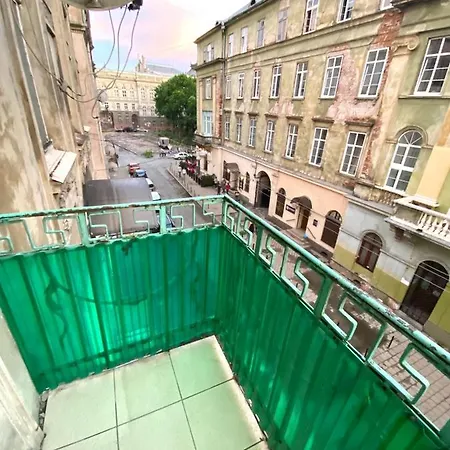 навпроти вернісажу біля оперного вулиця театральна 26 є балкон та інернет Lejlighed Lviv