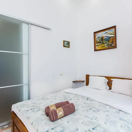 навпроти вернісажу біля оперного вулиця театральна 26 є балкон та інернет