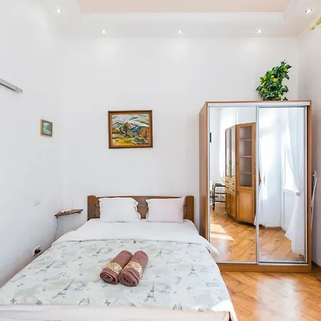 навпроти вернісажу біля оперного вулиця театральна 26 є балкон та інернет