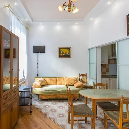 навпроти вернісажу біля оперного вулиця театральна 26 є балкон та інернет Apartmán