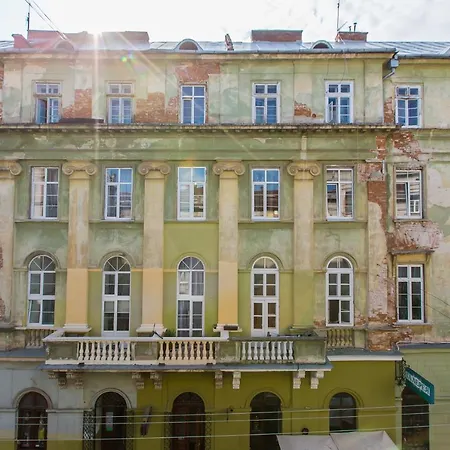 навпроти вернісажу біля оперного вулиця театральна 26 є балкон та інернет Apartment