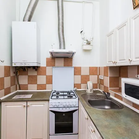 навпроти вернісажу біля оперного вулиця театральна 26 є балкон та інернет Apartmán *