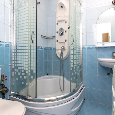 навпроти вернісажу біля оперного вулиця театральна 26 є балкон та інернет * Lviv