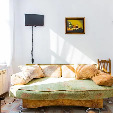 навпроти вернісажу біля оперного вулиця театральна 26 є балкон та інернет * Lviv