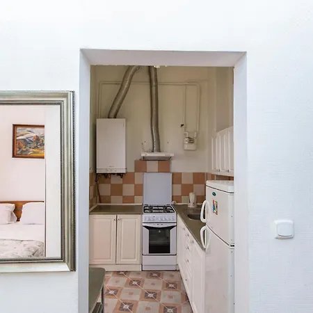 навпроти вернісажу біля оперного вулиця театральна 26 є балкон та інернет Lvov