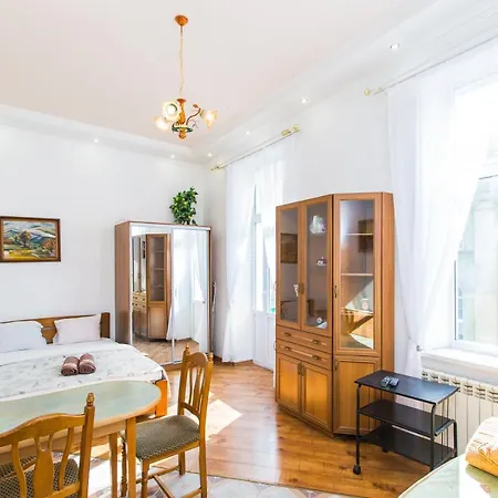 Apartment навпроти вернісажу біля оперного вулиця театральна 26 є балкон та інернет *