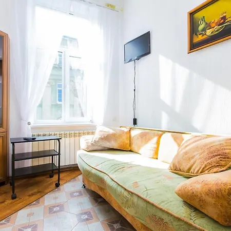 Apartment навпроти вернісажу біля оперного вулиця театральна 26 є балкон та інернет *