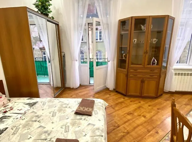 навпроти вернісажу біля оперного вулиця театральна 26 є балкон та інернет