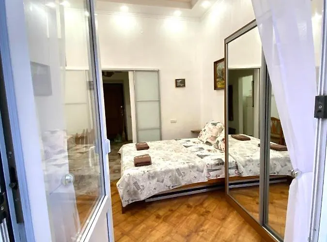 навпроти вернісажу біля оперного вулиця театральна 26 є балкон та інернет *