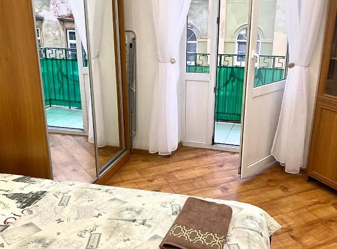 навпроти вернісажу біля оперного вулиця театральна 26 є балкон та інернет