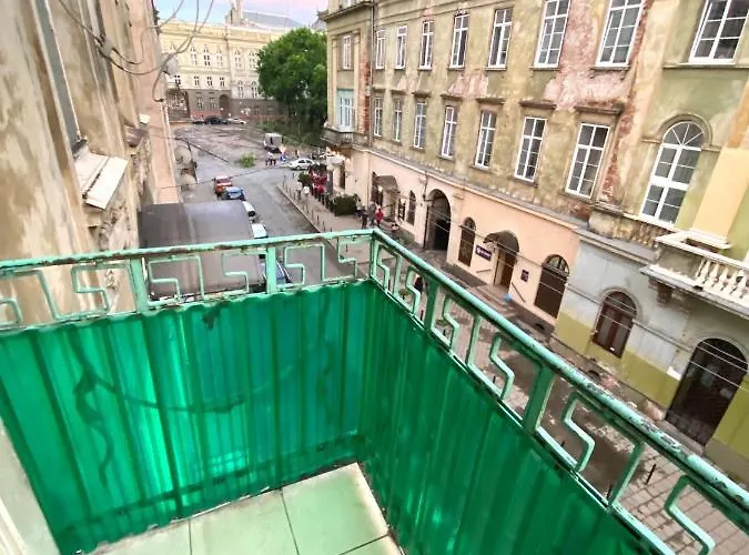 навпроти вернісажу біля оперного вулиця театральна 26 є балкон та інернет Apartmán Lvov