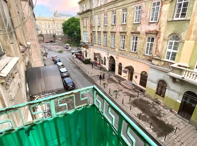 навпроти вернісажу біля оперного вулиця театральна 26 є балкон та інернет