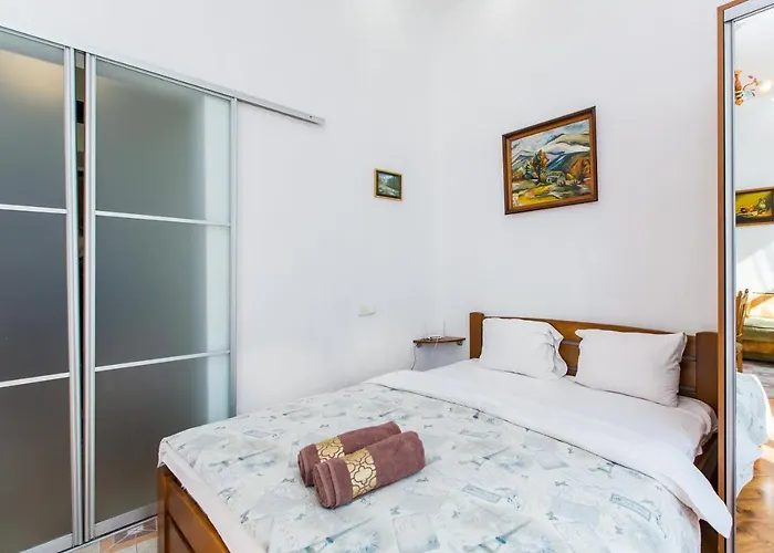 навпроти вернісажу біля оперного вулиця театральна 26 є балкон та інернет