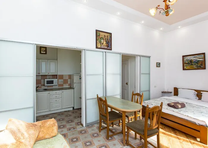 навпроти вернісажу біля оперного вулиця театральна 26 є балкон та інернет *