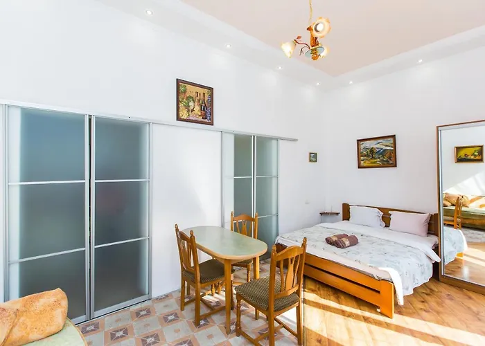 Apartmán навпроти вернісажу біля оперного вулиця театральна 26 є балкон та інернет Lvov