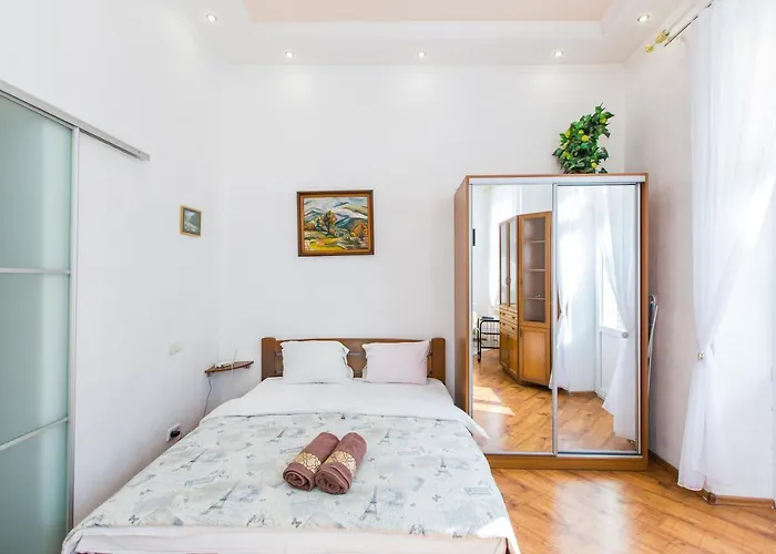 навпроти вернісажу біля оперного вулиця театральна 26 є балкон та інернет