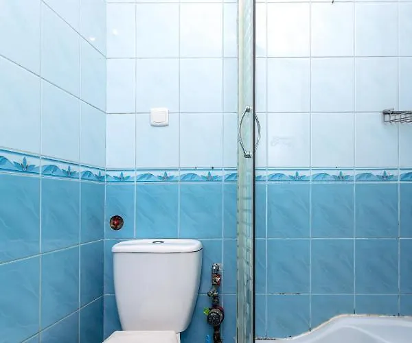 навпроти вернісажу біля оперного вулиця театральна 26 є балкон та інернет Apartmán