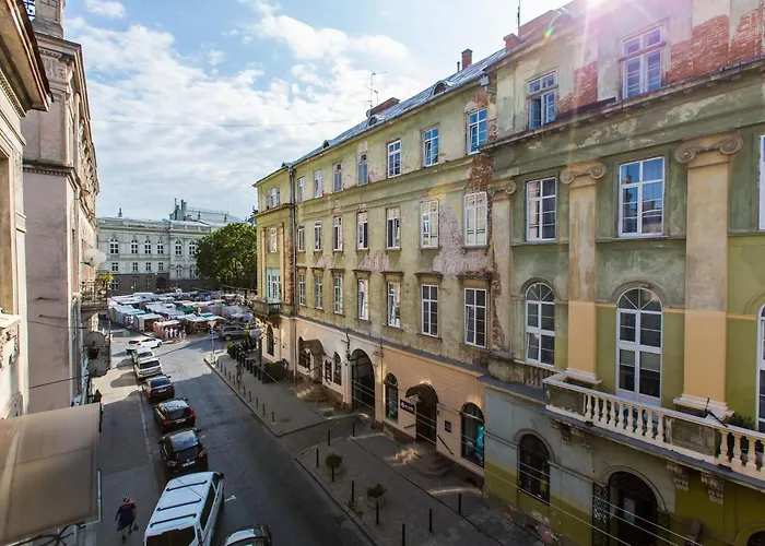 навпроти вернісажу біля оперного вулиця театральна 26 є балкон та інернет Lvov