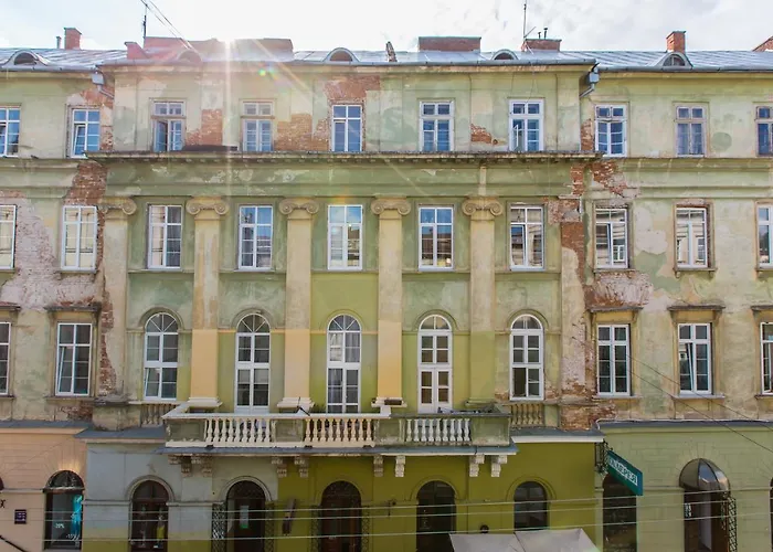 навпроти вернісажу біля оперного вулиця театральна 26 є балкон та інернет Apartmán