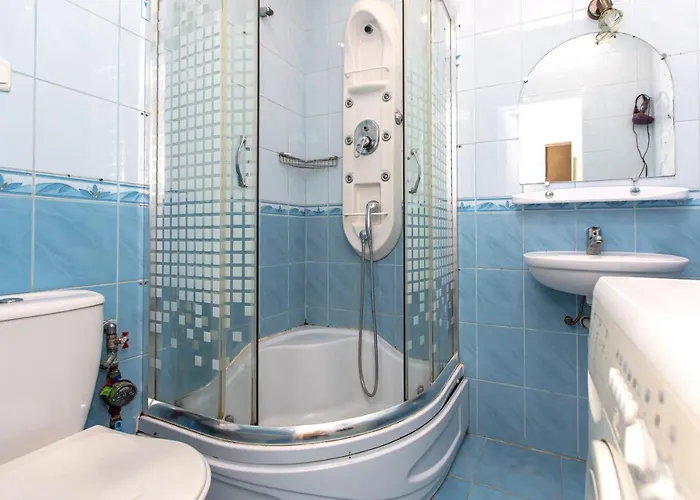 навпроти вернісажу біля оперного вулиця театральна 26 є балкон та інернет * إلفيف