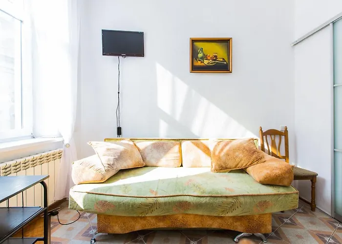 навпроти вернісажу біля оперного вулиця театральна 26 є балкон та інернет * Lvov