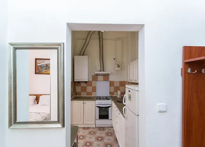 навпроти вернісажу біля оперного вулиця театральна 26 є балкон та інернет إلفيف