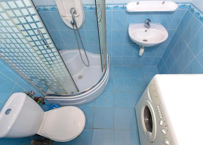 навпроти вернісажу біля оперного вулиця театральна 26 є балкон та інернет إلفيف