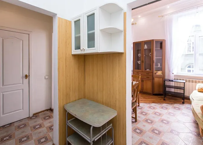 навпроти вернісажу біля оперного вулиця театральна 26 є балкон та інернет