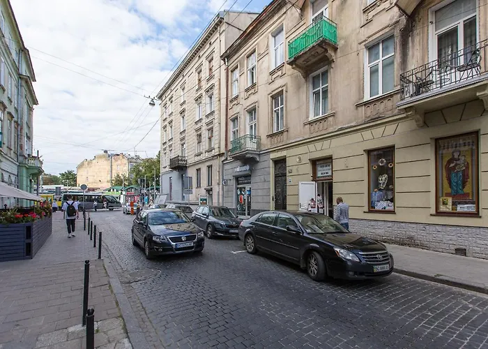 شقة навпроти вернісажу біля оперного вулиця театральна 26 є балкон та інернет إلفيف