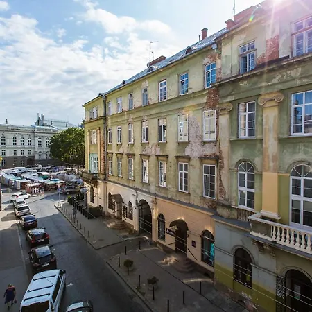 навпроти вернісажу біля оперного вулиця театральна 26 є балкон та інернет Λβιβ